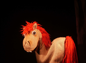 Caballo con pelo rojo