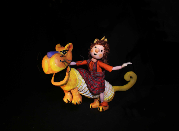 Agustina arriba de un león